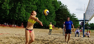 На ярославском пляже состязались смешанные пары