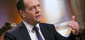 Дмитрий Медведев приостановил приказ об объединении театров