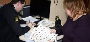 Ярославна решила отдать долг банку старинными монетами