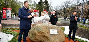 На месте будущей стелы «Ярославль – Город трудовой доблести» установили камень На месте будущей стелы «Ярославль – Город трудовой доблести» установили камень