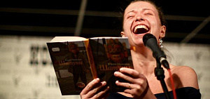 С книгой у рта