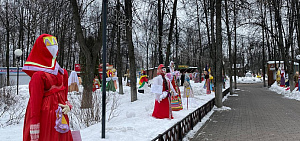 В Ярославле установили масленичные куклы