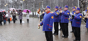 Под звуки духового оркестра