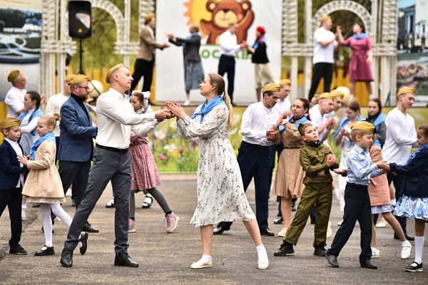 Около сотни ярославцев приняли участие в танцевальном флешмобе, посвященном 80-летию Великой Победы