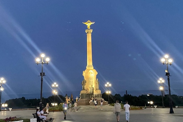 У памятника тысячелетия Ярославля появилось световое оформление