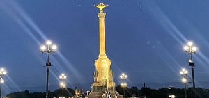 У памятника тысячелетия Ярославля появилось световое оформление У памятника тысячелетия Ярославля появилось световое оформление