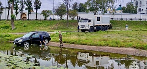 В центре Ярославля утонула иномарка В центре Ярославля утонула иномарка