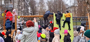 На территории ярославской школы № 26 открылся детский городок