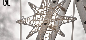 На улицах Ярославля начали монтировать новогоднее украшение