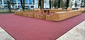 На площадках сквера 950-летия Ярославля уложили прорезиненное покрытие