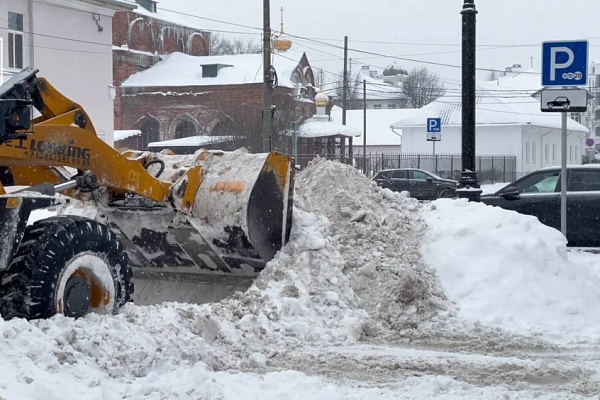 Территорию Ярославля от снега расчищают более 130 машин