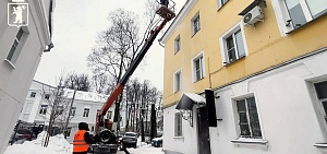 В Ярославле активизировали расчистку крыш от снега