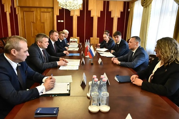 Губернатор Ярославской области Михаил Евраев обсудил с делегацией Беларуси промышленную кооперацию и поставки техники в регион