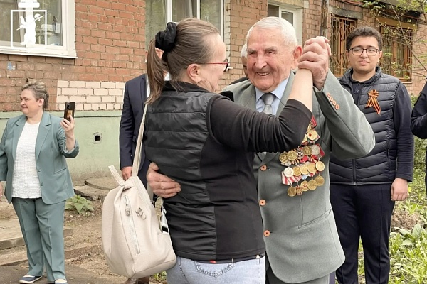 Ярославские ветераны принимают поздравления с Днем Победы от творческих коллективов города