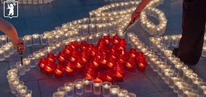 Ярославцы зажгли более 2,5 тысячи свечей у Вечного огня