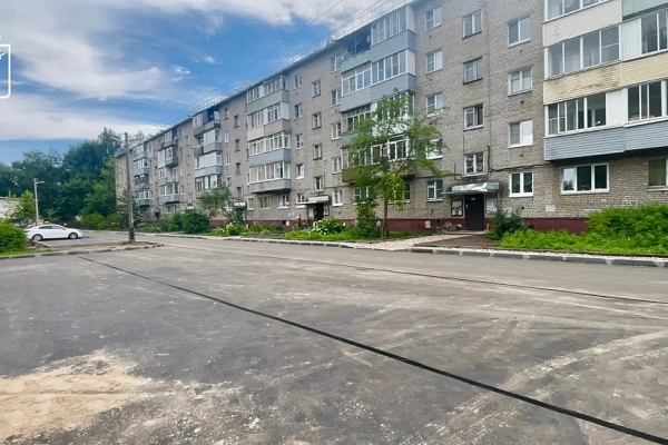 В Ярославле при благоустройстве двора применяют новую технологию защиты асфальта